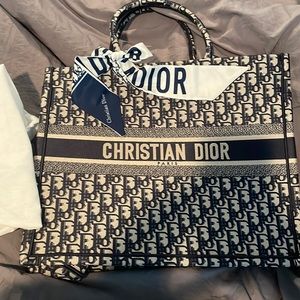 BEAUTIFUL fully embroidered Tote 💙